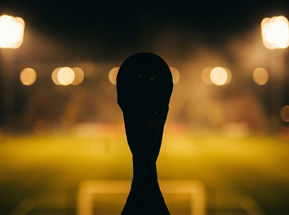 Troféu Libertadores em estádio à noite